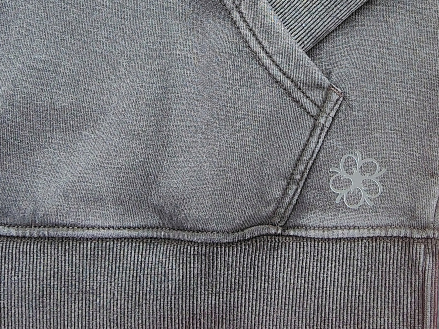 Polerón  negro de Algodón Acid Wash Canguro