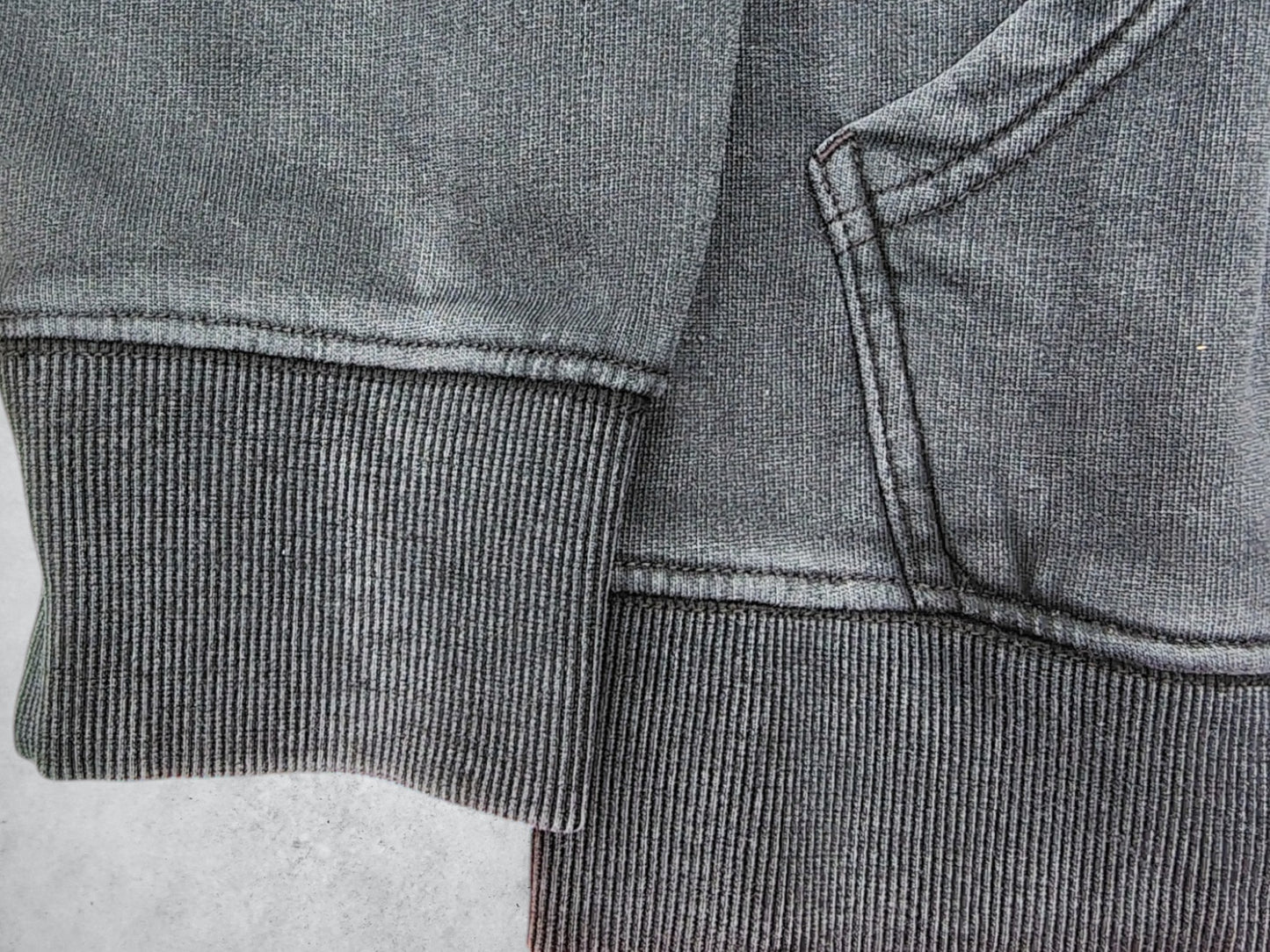Polerón  negro de Algodón Acid Wash Canguro