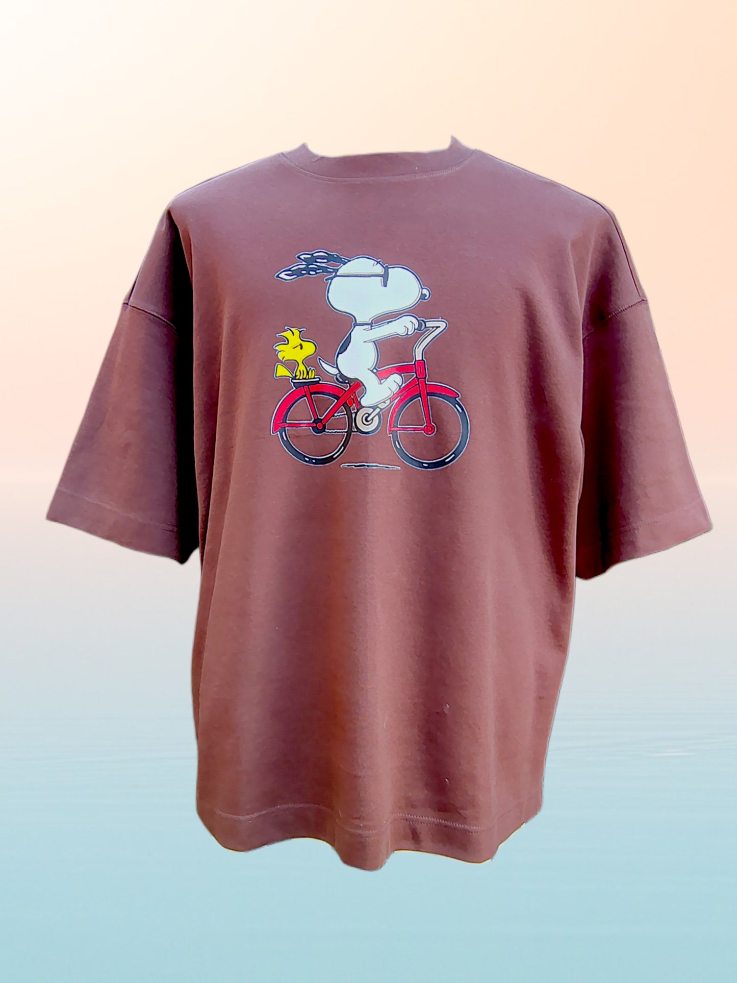 Polera Snoopy  "Bicicleta" Oversize – Algodón Premium 280 g (Arena, Negro y Chocolate)