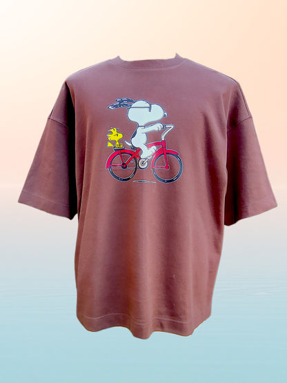 Polera Snoopy  "Bicicleta" Oversize – Algodón Premium 280 g (Arena, Negro y Chocolate)