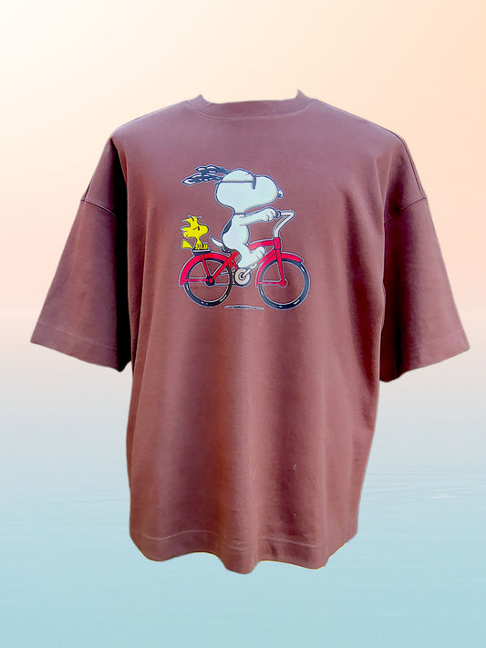 Polera Snoopy  "Bicicleta" Oversize – Algodón Premium 280 g (Arena, Negro y Chocolate)
